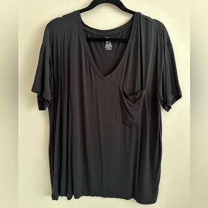 Kyte Women’s Relaxed Fit V-Neck in Black